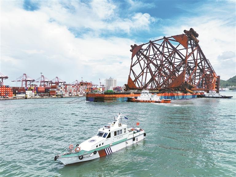 2024.06.11 万吨级西江30-2DPPB平台导管架从深圳赤湾建造场地顺利出港。 深圳特区报记者 胡蕾 通讯员 潘雅吉 摄.jpg